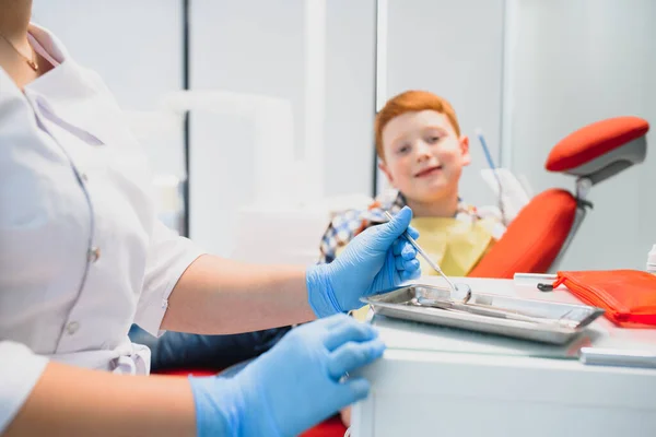 Portret Dentysty Trzymającego Przyrządy Dentystyczne Dłoniach Klinice Zbliżenie — Zdjęcie stockowe