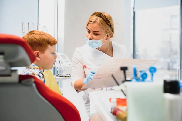 Pojken Nöjd Med Tandläkarmottagningen Begreppet Pediatrisk Tandvård — Stockfoto