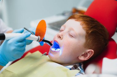 Çocuk dişçi muayenehanesindeki hizmetten memnun. pediatrik diş tedavisi kavramı