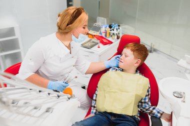 Çocuk dişçi muayenehanesindeki hizmetten memnun. pediatrik diş tedavisi kavramı