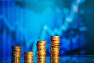 Satış dinamiği ve büyüme konsepti. Karışık medya. Fiyat artışı dinamikleri