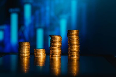 Sikkeler basamakları artan büyüme değeri yükseltme kar oranı, en iyi büyüyen iş deneyimi konsepti.