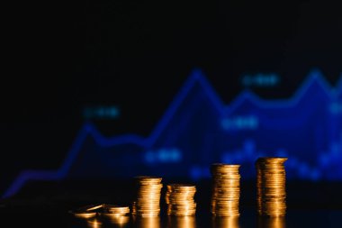 Sikkeler basamakları artan büyüme değeri yükseltme kar oranı, en iyi büyüyen iş deneyimi konsepti.