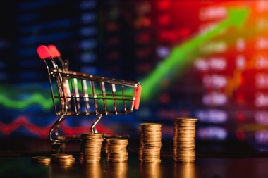 Sikkeler basamakları artan büyüme değeri yükseltme kar oranı, en iyi büyüyen iş deneyimi konsepti.