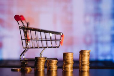 Satış dinamiği ve büyüme konsepti. Karışık medya. Fiyat artışı dinamikleri