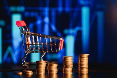 Sikkeler basamakları artan büyüme değeri yükseltme kar oranı, en iyi büyüyen iş deneyimi konsepti.