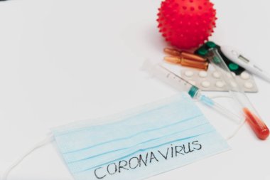 Beyaz arka planda Coronavirus 'a karşı koruyucu madde bileşimi. Sağlık ve Tıp Konsepti