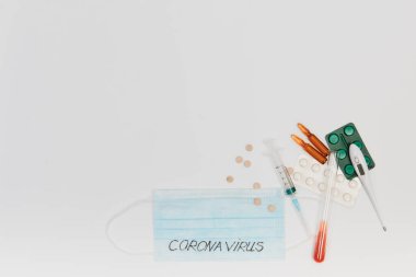 Roman Coronavirus - 2019-NCoV. Koruyucu tıbbi maske, ilaçlar, virüse karşı haplar. Çin Coronavirüs salgını. MERS-Cov Orta Doğu Solunum Sendromu Coronavirüs.