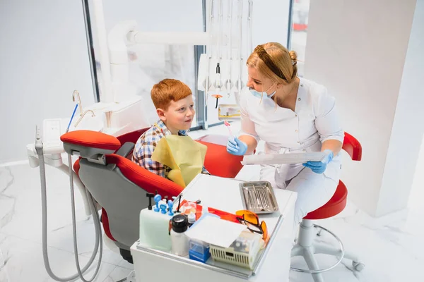 Pojken Nöjd Med Tandläkarmottagningen Begreppet Pediatrisk Tandvård — Stockfoto