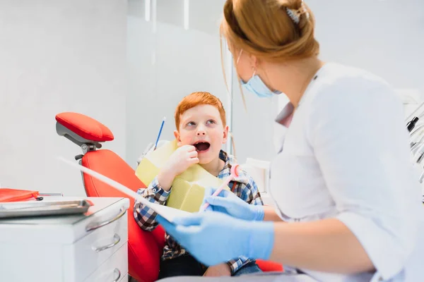 女牙医和牙医办公室的儿童 — 图库照片