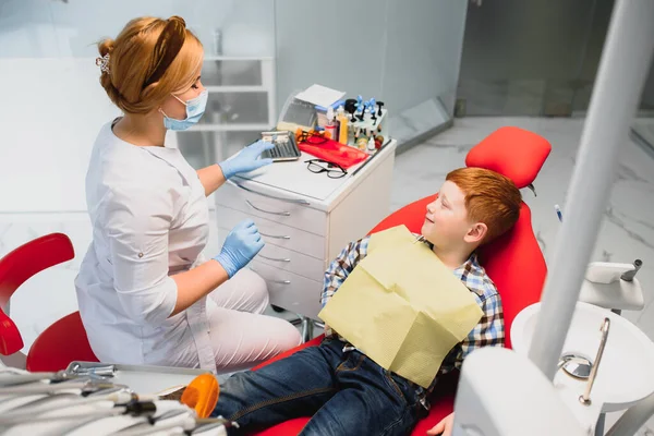 Chłopiec Zadowolony Służby Gabinecie Dentystycznym Pojęcie Pediatrycznego Leczenia Stomatologicznego — Zdjęcie stockowe