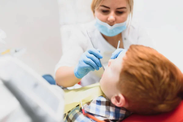Mały Chłopiec Któremu Dentysta Zbadał Zęby — Zdjęcie stockowe