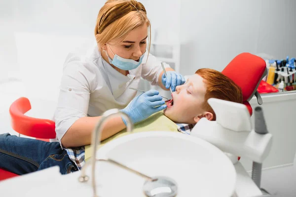 Dişçi Muayenehanesinde Kadın Dişçi Çocuk — Stok fotoğraf
