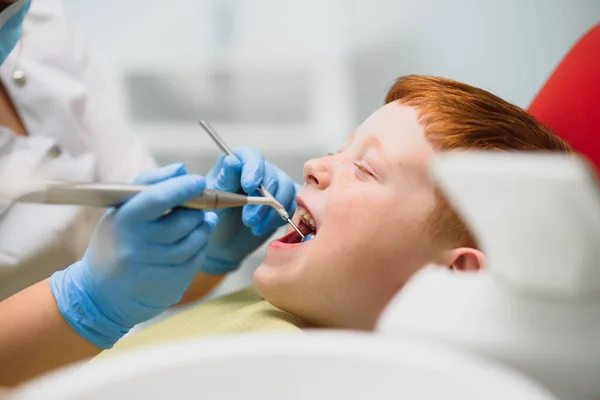 Muchacho Satisfecho Con Servicio Consultorio Dental Concepto Tratamiento Dental Pediátrico — Foto de Stock