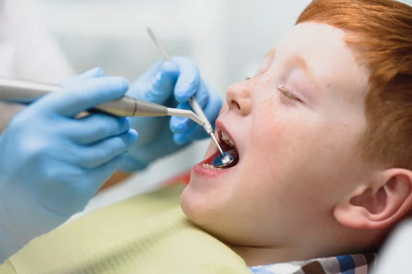 Dentista Niño Consultorio Dentista — Foto de Stock