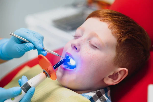 Junge Zufrieden Mit Dem Service Der Zahnarztpraxis Konzept Der Kinderzahnbehandlung — Stockfoto