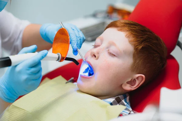 Zahnarzt Mit Maske Rothaarige Kinderzahnärztin Mit Maske Untersucht Niedlichen Jungen — Stockfoto