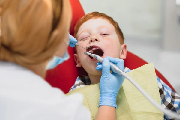 Kleiner Junge Lässt Zähne Vom Zahnarzt Untersuchen — Stockfoto