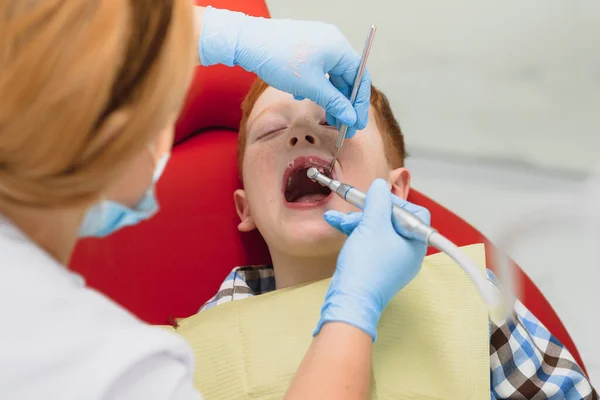 Kinderzahnärztin Untersucht Kleine Jungenzähne Auf Dem Zahnarztstuhl Der Zahnklinik — Stockfoto