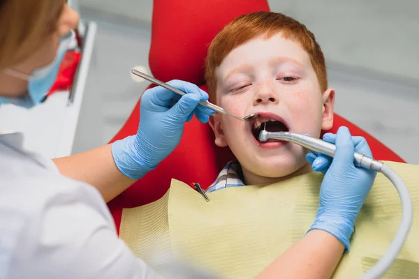 Muchacho Satisfecho Con Servicio Consultorio Dental Concepto Tratamiento Dental Pediátrico — Foto de Stock