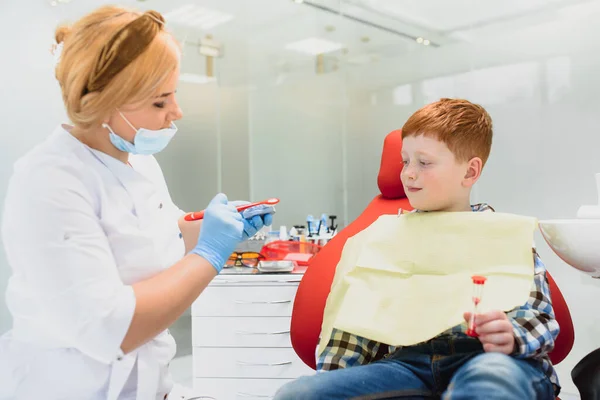 Küçük Çocuğun Dişleri Bir Dişçi Tarafından Inceleniyor — Stok fotoğraf
