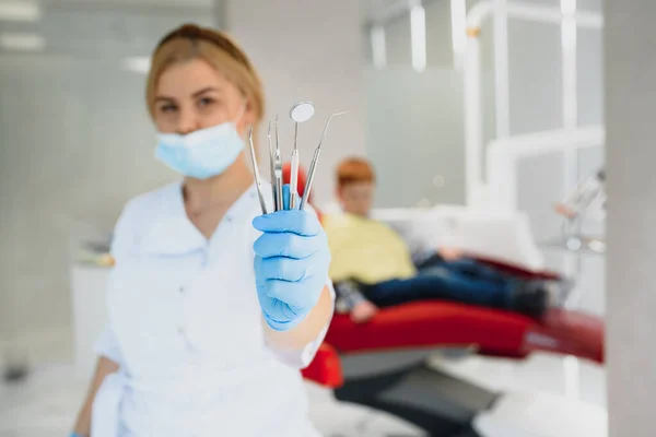 Porträt Eines Zahnarztes Mit Zahnärztlichen Instrumenten Der Hand Der Klinik — Stockfoto