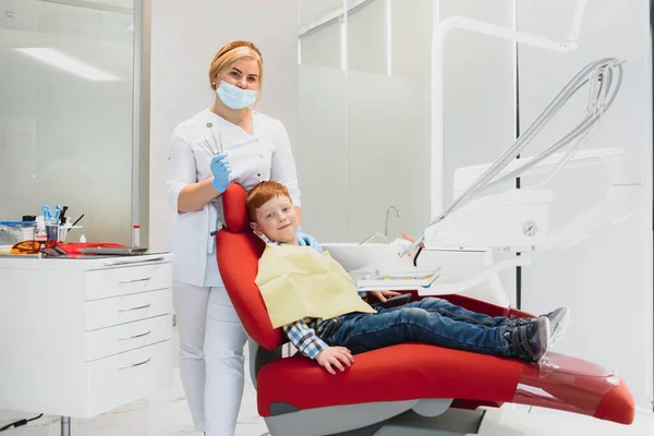 Οδοντίατρος Και Παιδί Οδοντιατρείο — Φωτογραφία Αρχείου