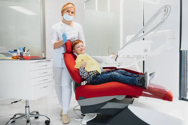 Dentiste Pédiatrique Examinant Les Dents Petit Garçon Dans Chaise Des — Photo