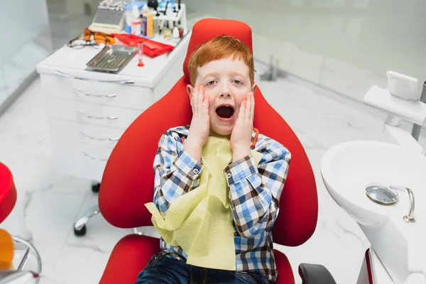 Çocuk Dişçi Muayenehanesindeki Hizmetten Memnun Pediatrik Diş Tedavisi Kavramı — Stok fotoğraf