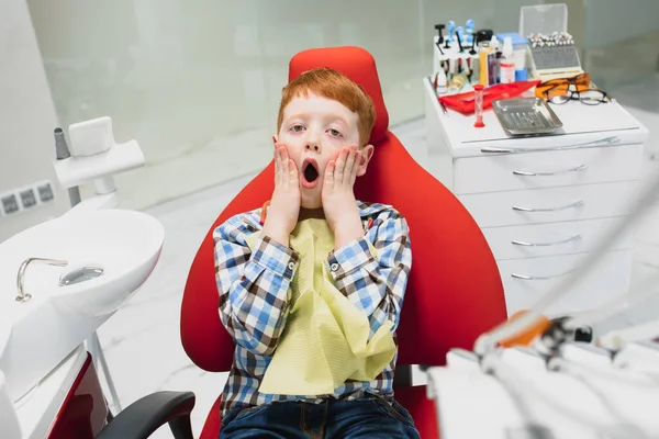 Muchacho Satisfecho Con Servicio Consultorio Dental Concepto Tratamiento Dental Pediátrico — Foto de Stock
