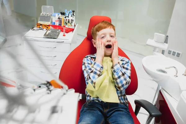 少年は歯医者での奉仕に満足した 小児歯科治療の概念 — ストック写真