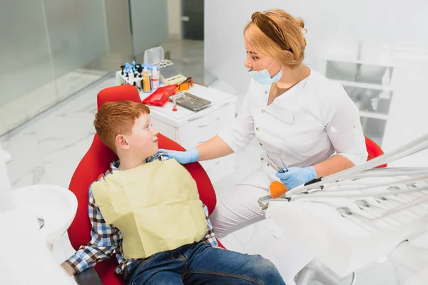 Zahnarzt Mit Maske Rothaarige Kinderzahnärztin Mit Maske Untersucht Niedlichen Jungen — Stockfoto