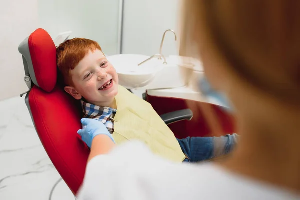 Jongen Tevreden Met Service Het Tandartspraktijk Concept Van Pediatrische Tandheelkundige — Stockfoto