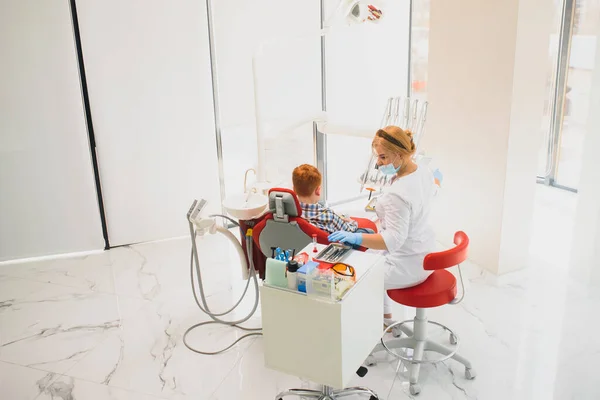 Pediatrisk Tandläkare Undersöker Liten Pojkar Tänder Tandläkare Stolen Tandvårdskliniken — Stockfoto
