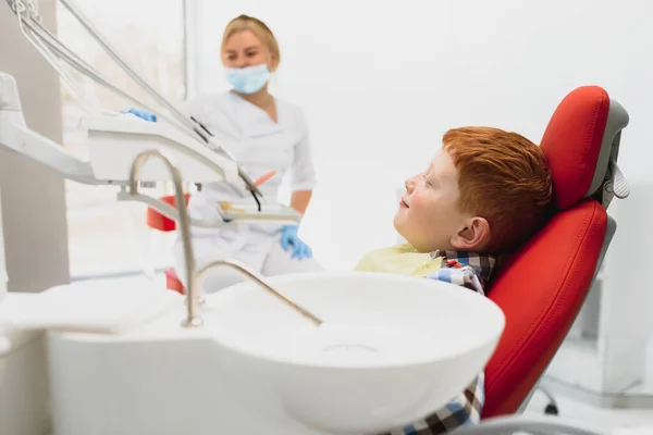Chłopiec Zadowolony Służby Gabinecie Dentystycznym Pojęcie Pediatrycznego Leczenia Stomatologicznego — Zdjęcie stockowe