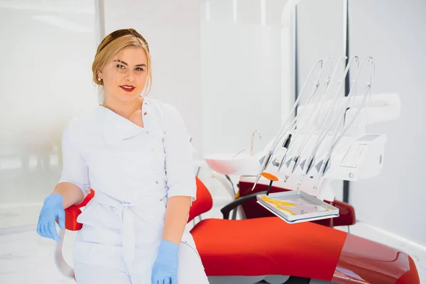 Människor Medicin Stomatologi Och Hälso Och Sjukvård Koncept Glada Unga — Stockfoto