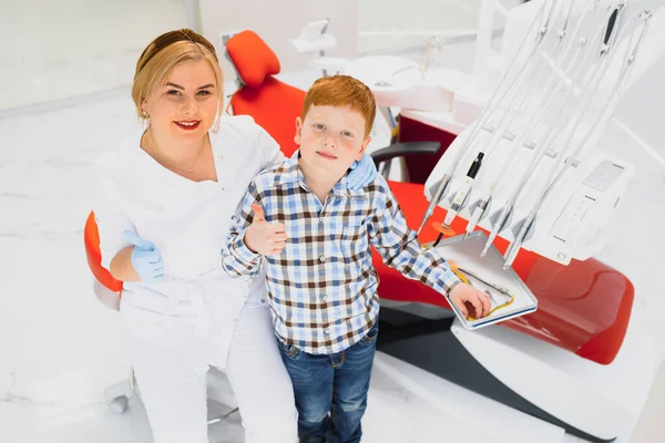 Tandläkare Bär Mask Rödhårig Barntandläkare Bär Mask Undersöker Söt Pojke — Stockfoto