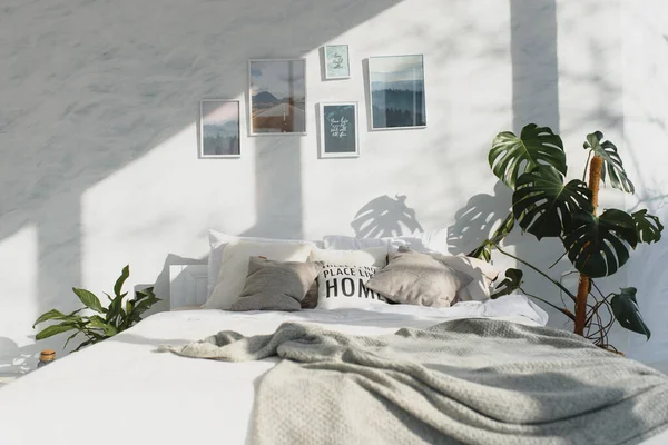 Blick Auf Ein Geräumiges Sonniges Schlafzimmer Mit Veranda — Stockfoto