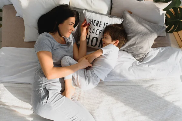 Joven Madre Con Hijo Pequeño Años Vestido Pijama Son Relajantes —  Fotos de Stock
