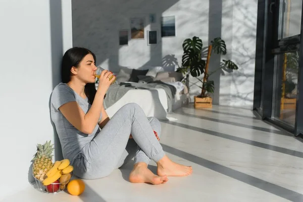 Mooie Jonge Vrouw Drinken Vers Sap Slaapkamer — Stockfoto