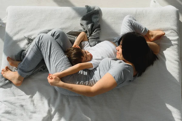 Joven Madre Con Hijo Pequeño Años Vestido Pijama Son Relajantes —  Fotos de Stock