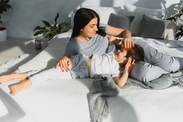 Mladá Matka Její Letý Malý Syn Oblečený Pyžamu Jsou Relaxační — Stock fotografie