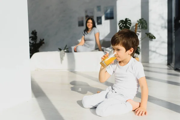 Mamma Con Figlio Pigiama Mangiare Frutta Sul Letto Ritratto Felice — Foto Stock