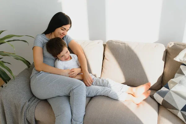 Young Mother Her Years Old Little Son Dressed Pajamas Relaxing — Stock Photo, Image