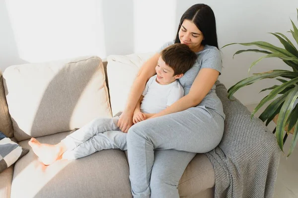 Mor Leker Med Sin Söta Son Morgonen Sovrummet Lycklig Familjetid — Stockfoto