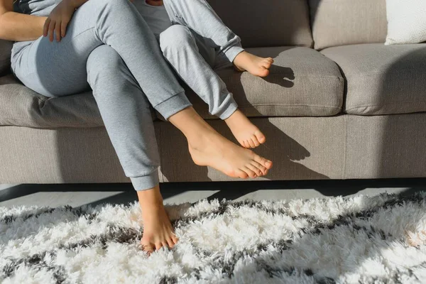 Ung Mamma Med Sin Åriga Son Klädd Pyjamas Avkopplande Och — Stockfoto