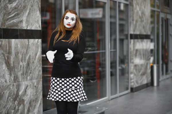 Retrato Comediante Mímica Mímica Menina Rua — Fotografia de Stock