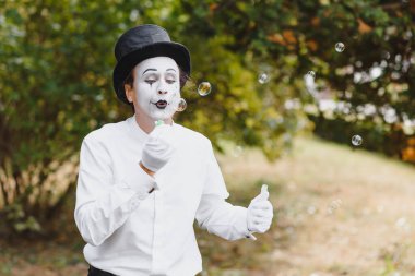 Pandomim sanatçısı balon üflüyor