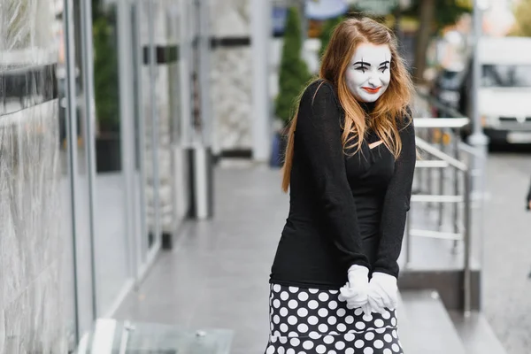 Menina Com Maquiagem Mímico Improvisação Mímica Mostra Emoções Diferentes — Fotografia de Stock