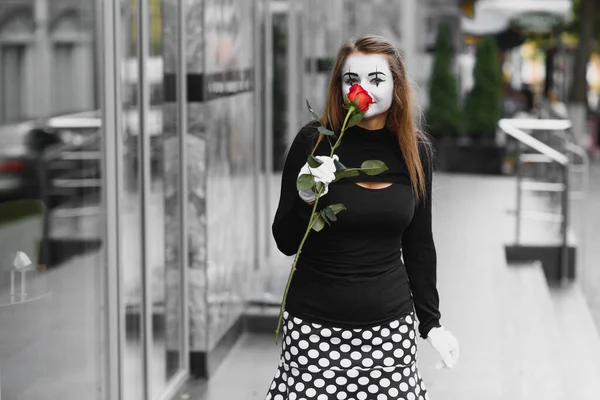 Femme Mime Avec Rose Rouge — Photo